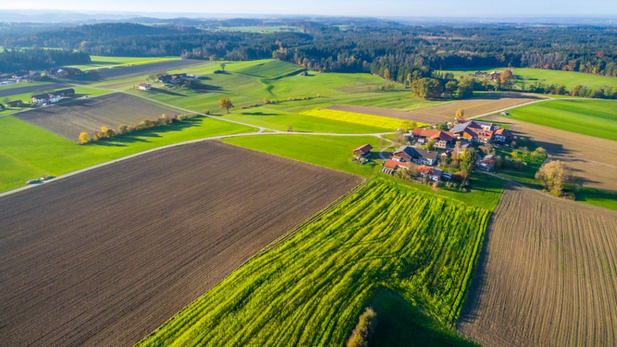 Luftbild von Feldern und Äckern