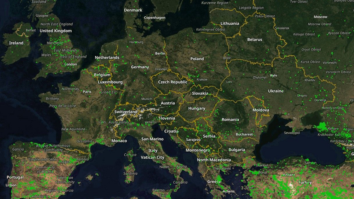 Zu sehen ist eine Satellitenkarte von Europa mit Waldbränden im November 2025