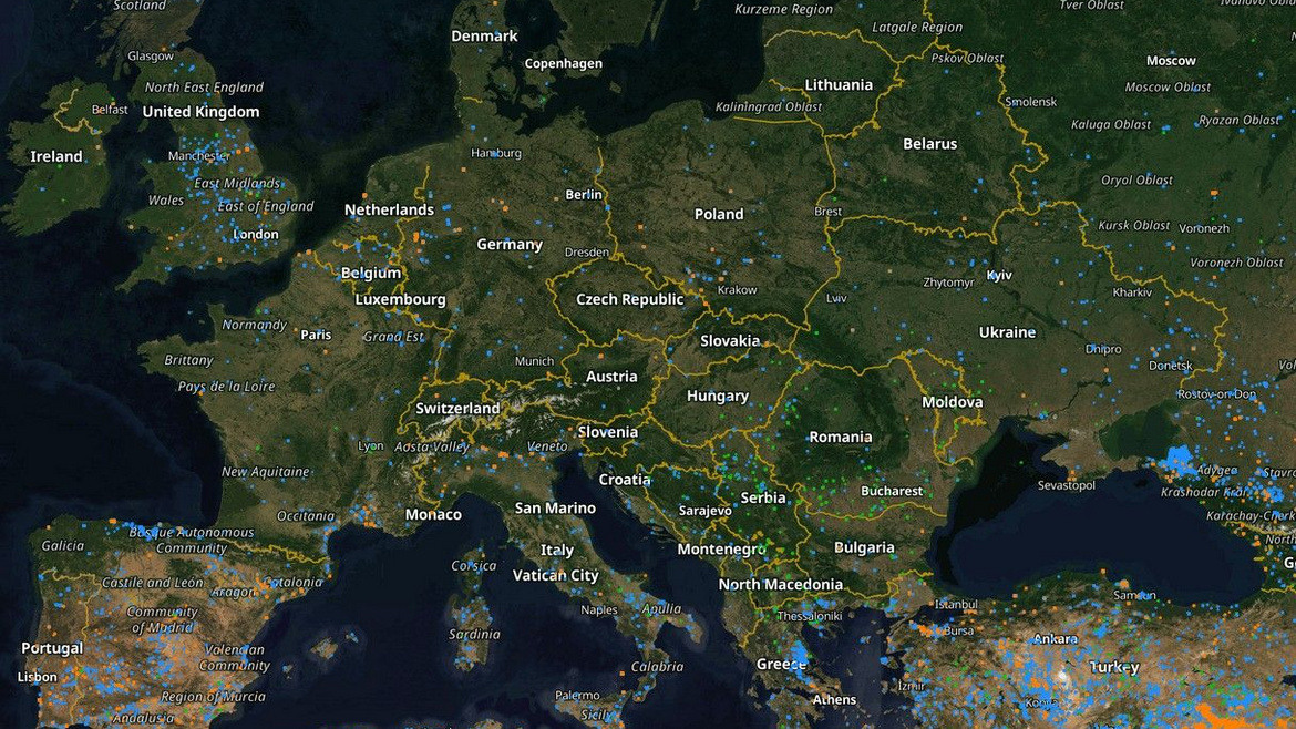 Zu sehen ist eine Satellitenkarte von Europa mit Waldbränden im November 2025