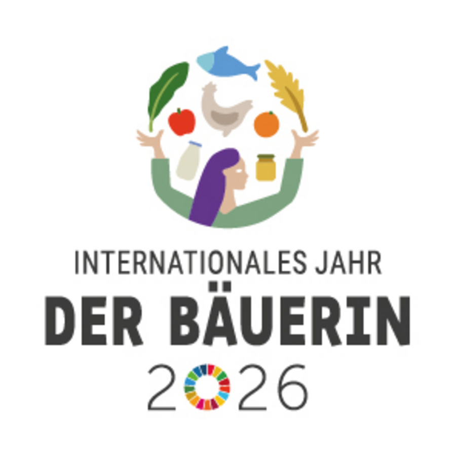 Logo zum Internationalen Jahr der Bäuerin 2026. Es ist eine gezeichnete Frau mit verschiedenen landwirtschaftlichen Produkten, die einen Kreis bilden, zu sehen.