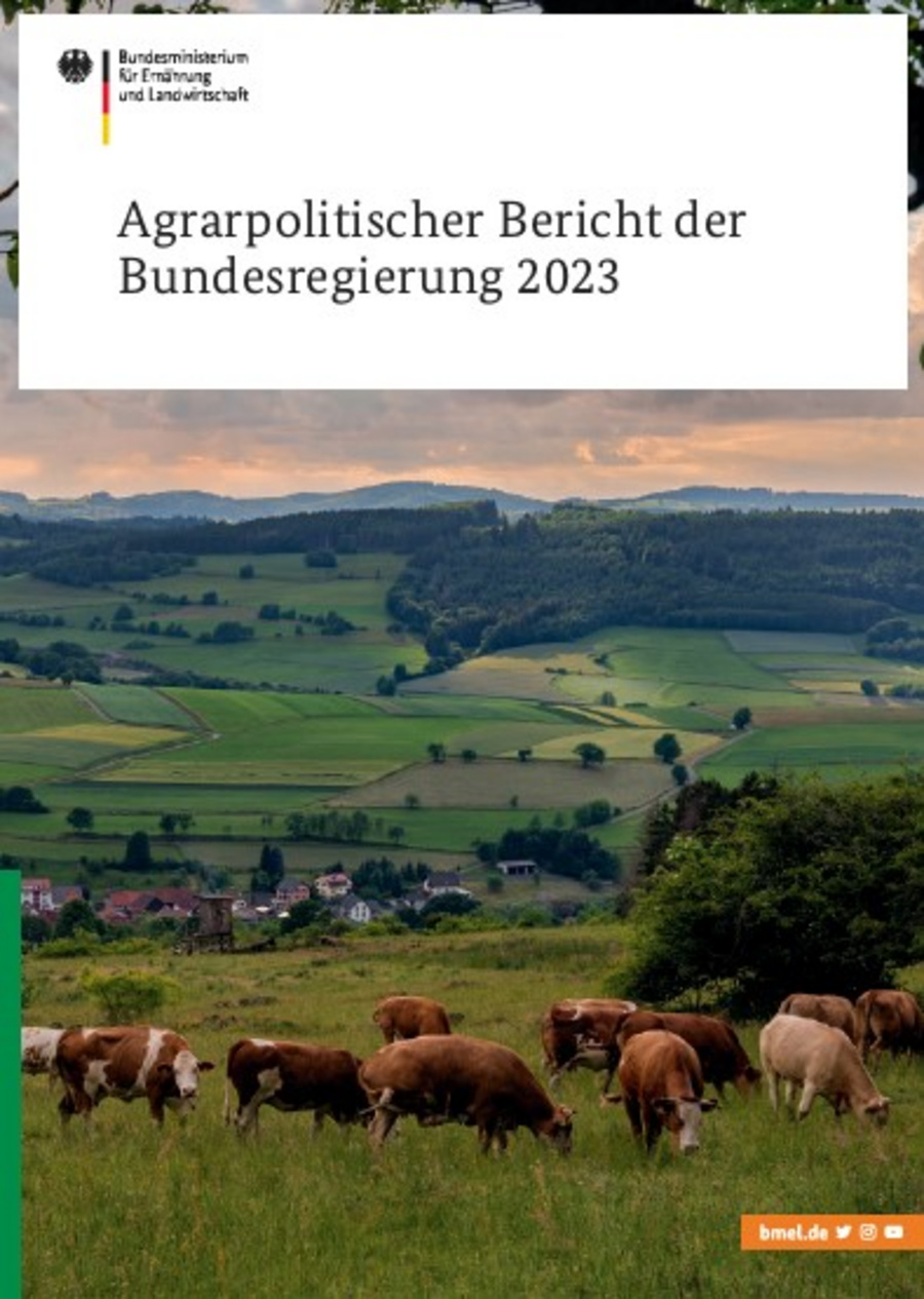 Cover des agrarpolitischen Berichts der Bundesregierung 2023. Zu sehen sind Felder, Äcker und eine Weide mit Rindern.