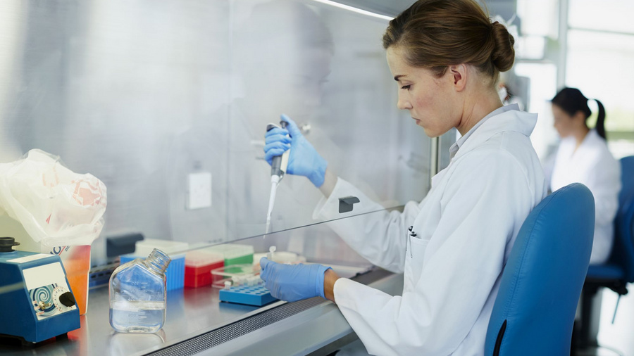 Wissenschaftlerin im Forschungslabor