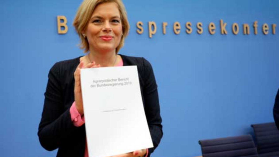 Bundesministerin Klöckner hält den Bericht in die Kameras