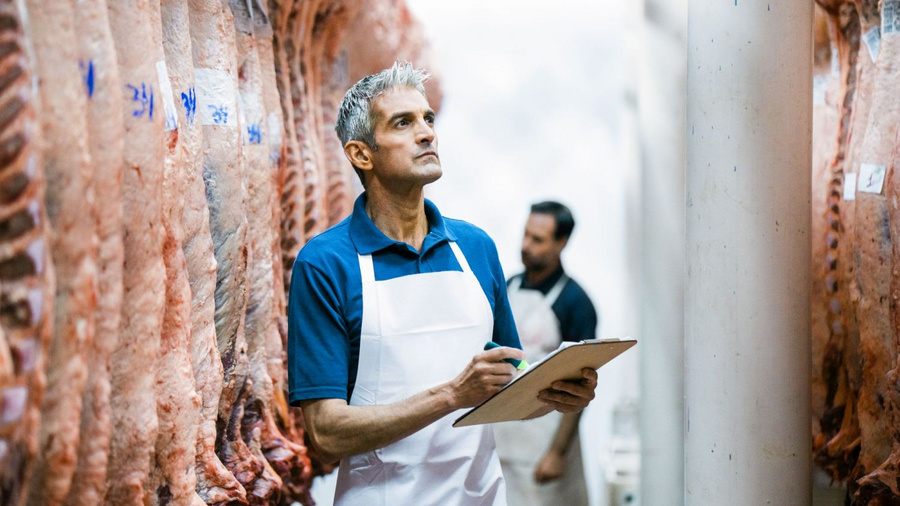 Zwei Menschen im Schlachthof