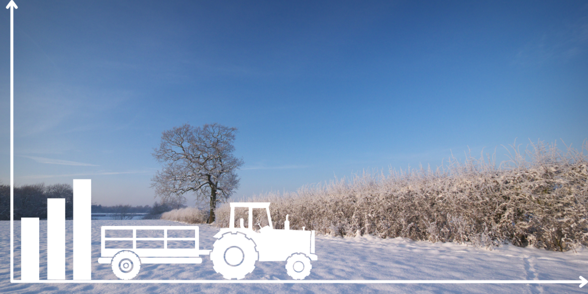 Traktor vor einem schneebedeckten Feld