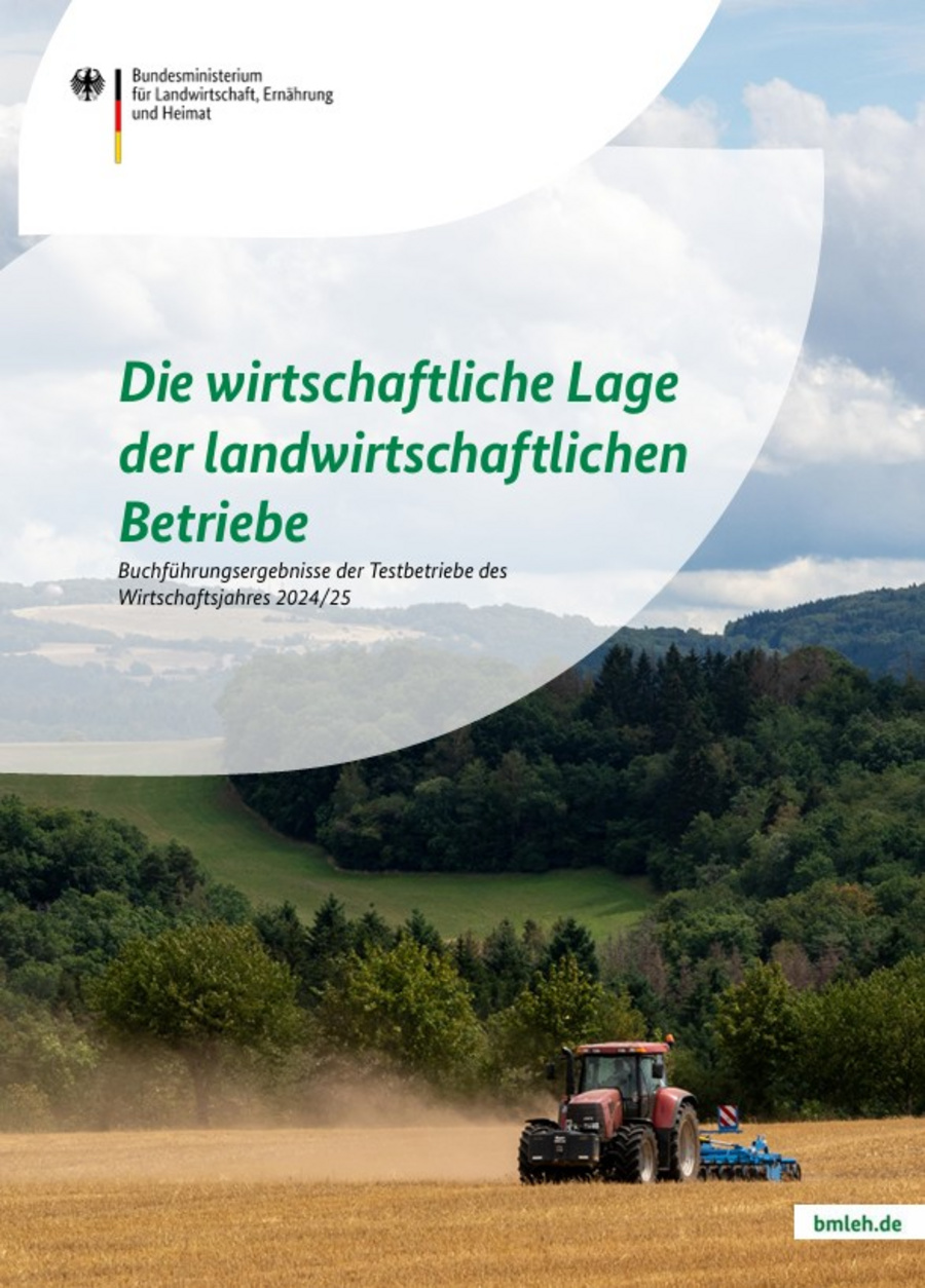 Broschürentitelbild: Zu sehen ist ein Traktor auf einem Feld.