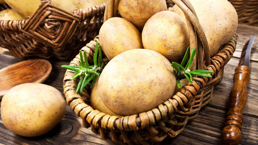 Kartoffeln in einem Korb