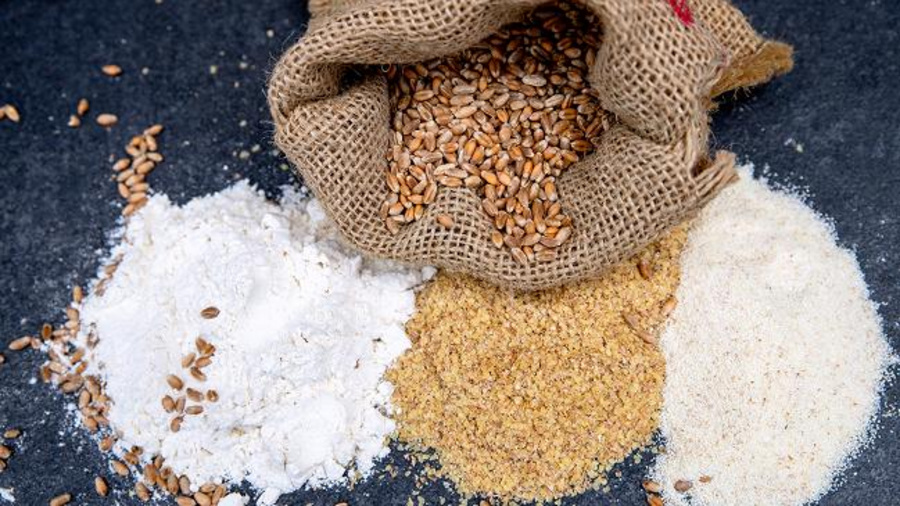 Getreide und Mehl auf einem Tisch