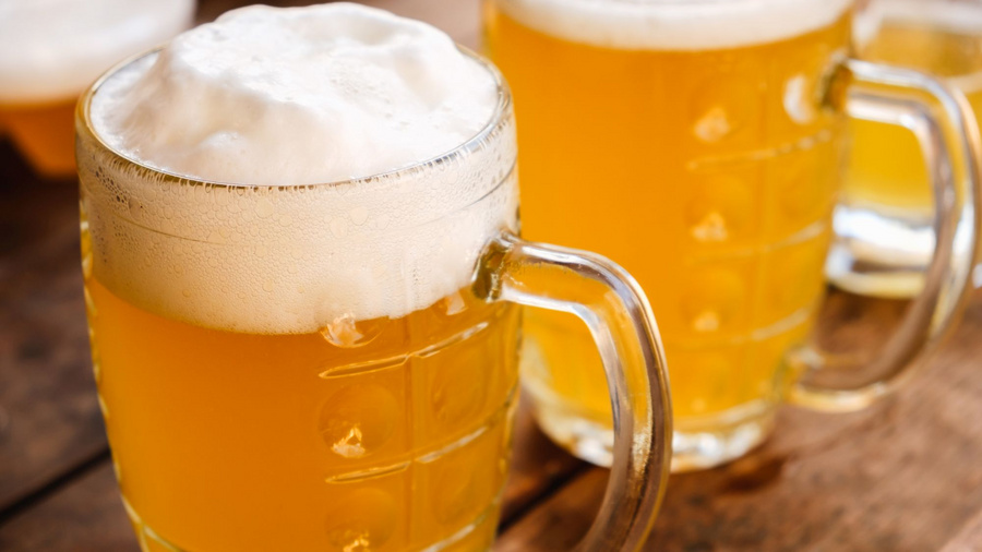 Zwei Biergläser mit Bier auf einem Tisch