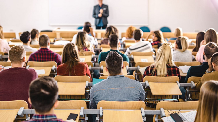 Schülerinnen und Schüler in einem Hörsaal