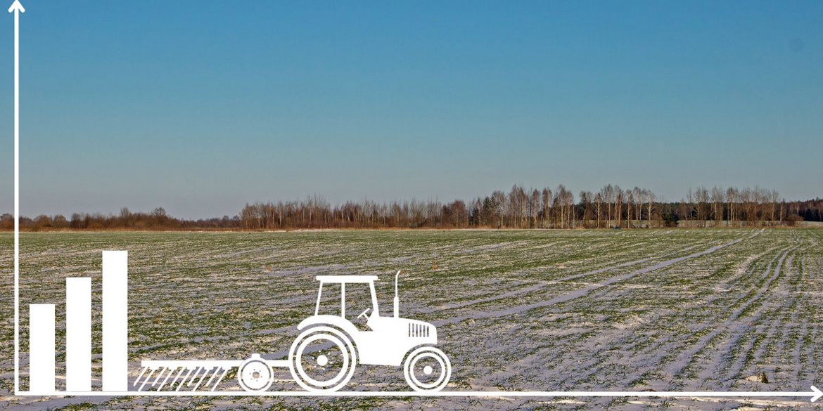 Traktor auf leicht schneebedecktem Feld