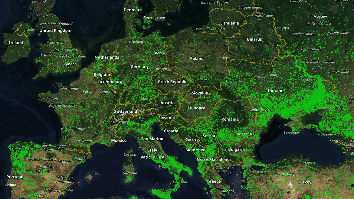 Zu sehen ist eine Satellitenkarte von Europa mit Waldbränden im August 2025