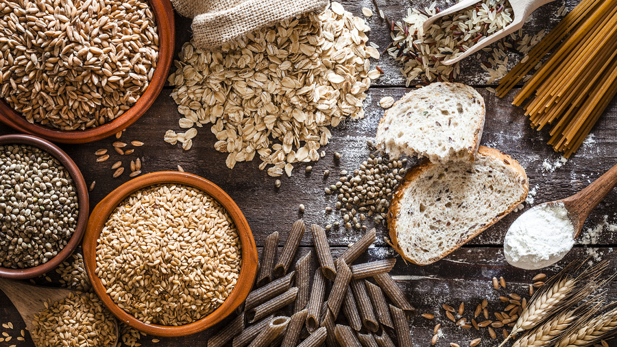 Getreide und Getreideerzeugnisse wie Mehl auf einem Tisch