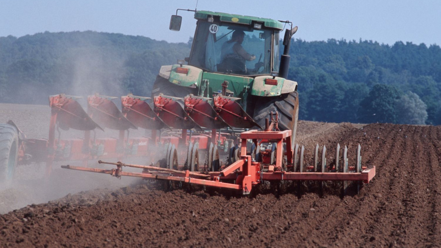Die wirtschaftliche Lage der landwirtschaftlichen Betriebe 2023/24 Traktor auf einem Feld