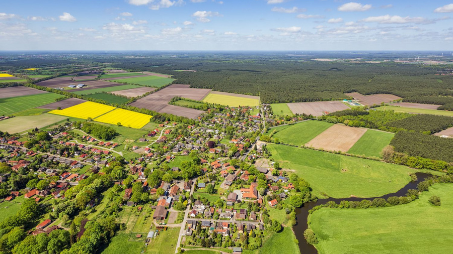 Luftaufnahme der vorstädtischen Gegend und landwirtschaftlichen Nutzflächen in Deutschland