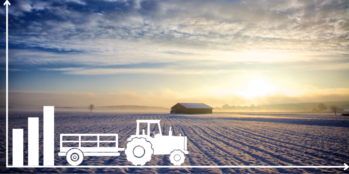 Traktor vor einem Feld mit Schnee.