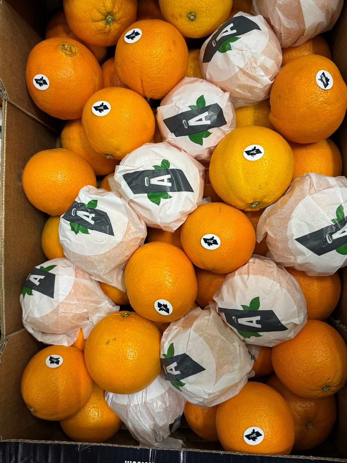 Orangen in einer Kiste